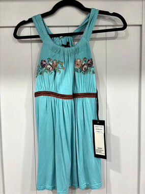 Dahiny women’s  Embroidered top in Blue Size Large NWT